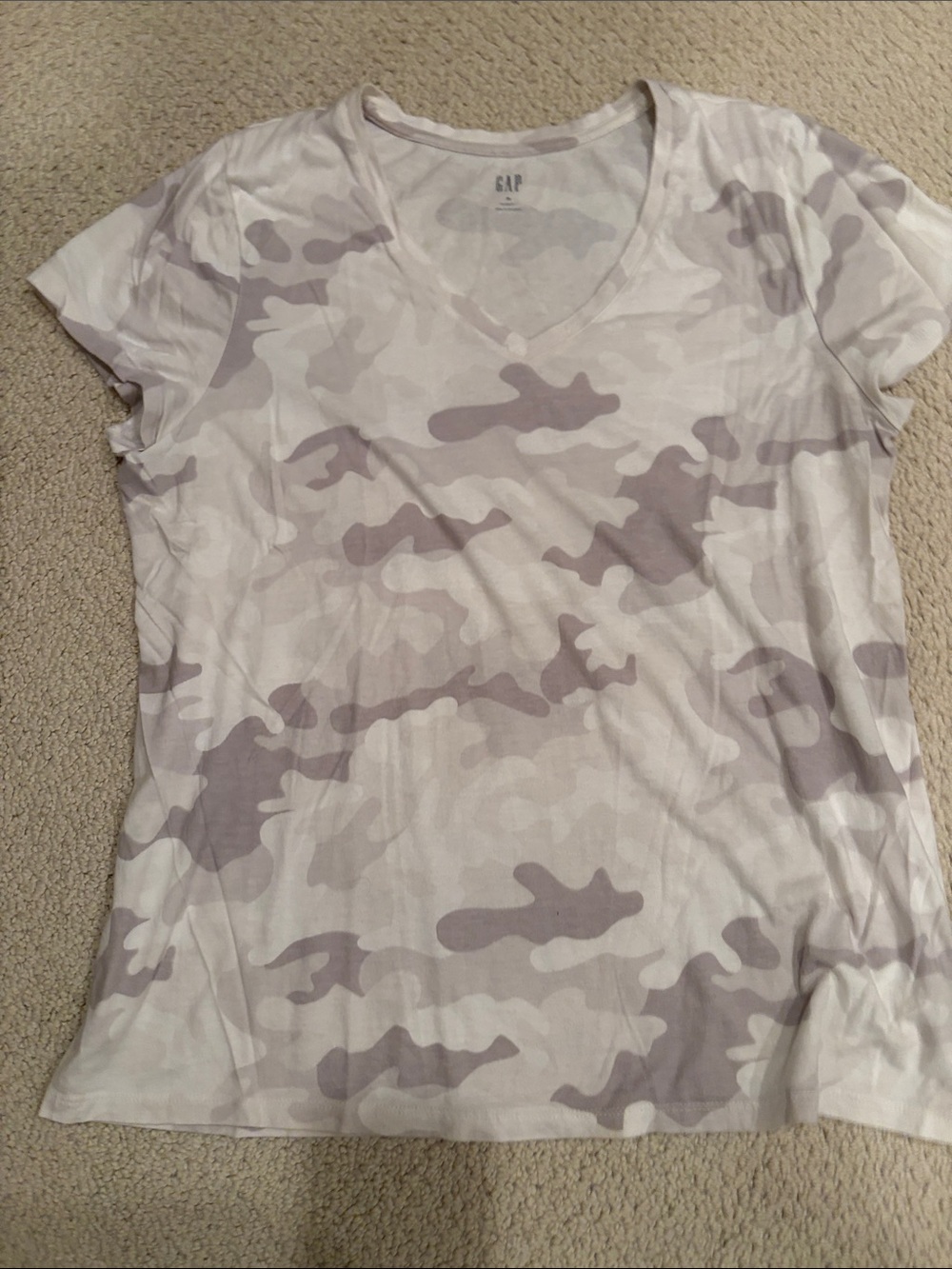 GAP Women's White and Light Gray Camo V-Neck Tee
